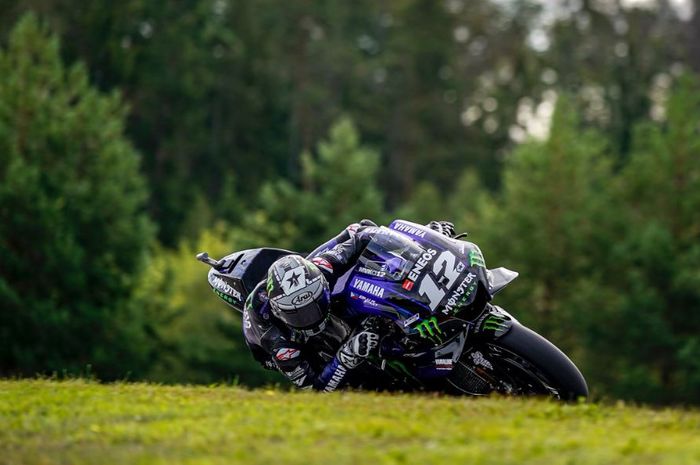 Aksi pembalap Monster Energy Yamaha, Maverick Vinales saat melahap tikungan dalam sesi latihan bebas MotoGP Republik Ceska 2019