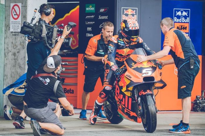 Pembalap Red Bull KTM, Johann Zarco saat melakukan persiapan pada babak kualifikasi MotoGP Republik Ceska 2019, Sabtu (3/8/2019)