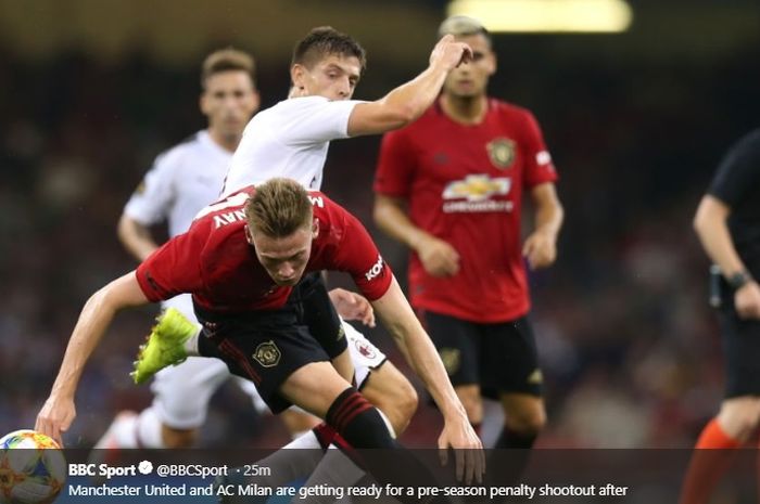 Scott McTominay berduel dengan penyerang AC Milan Krzysztof Piatek pada pertandingan International Champions Cup, Sabtu (3/8/2019).