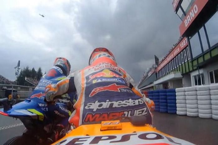 Momen saat Marc Marquez (kanan) mendorong motor Alex Rins (kiri) dalam sesi kualifikasi MotoGP Republik Ceska 2019, Sabtu (3/8/2019)