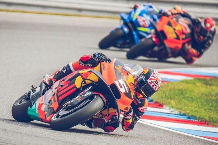 Pembalap Red Bull KTM, Johann Zarco saat melakukan manuver pada babak kualifikasi MotoGP Republik Ceska 2019, Sabtu (3/8/2019)