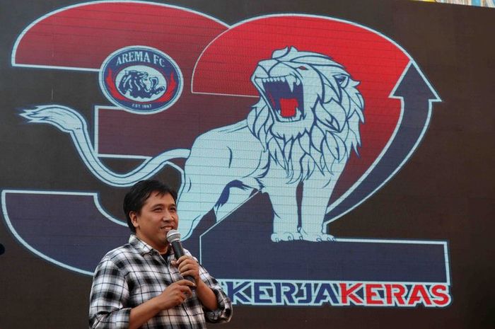 Media Officer Arema FC, Sudarmadji mewakili manajeman saat meluncurkan jargon dan logo perayaan ulang tahun ke-32 di Kawasan Sawojajar Malang, Jawa Timur, Sabtu (3/8/2019) sore.