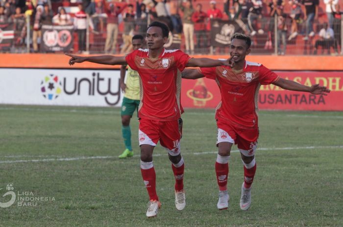 Pemain Persis Solo, Iman Budi Hernandi, merayakan gol yang dicetaknya ke gawang Persewar Waropen pada pekan kesembilan Liga 2 2019.