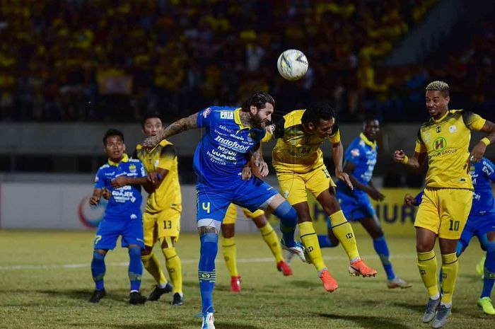 Bek Persib Bandung, Bojan Malisic, beraduel dengan pemain Barito Putera pada lanjutan Liga 1 2019 di Stadion Demang Lehman, Minggu (4/8/2019).