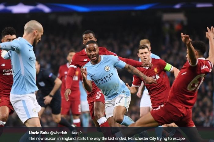 Pemain Manchester City, Raheem Sterling, dikepung oleh pemain Liverpool pada pertemuan mereka di Etihad Stadium musim 2017-2018.