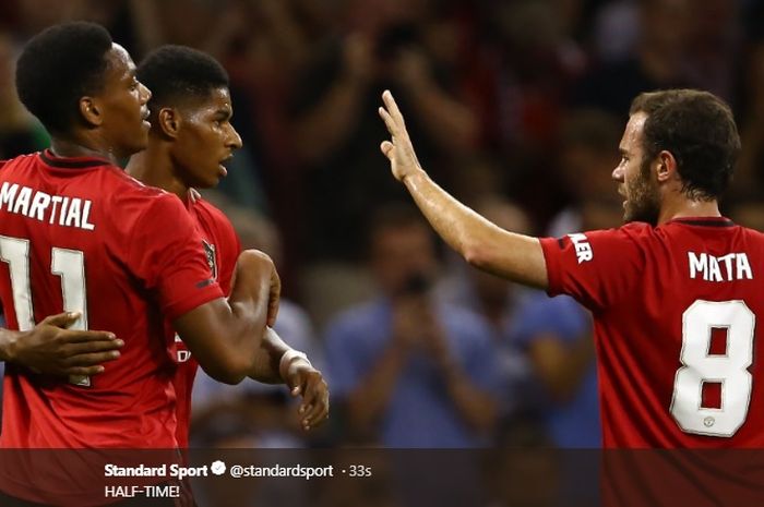 Anthony Martial dan Juan Mata merayakan gol yang dicetak Marcus Rashford ke gawang AC Milan pada pertandingan International Champions Cup, Sabtu (3/8/2019).