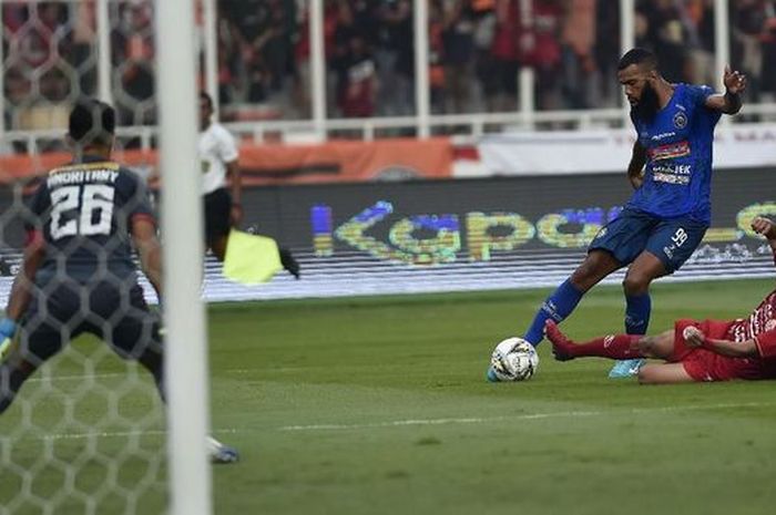 Aksi pemain Arema FC, Sylvano Comvalius pada laga kontra tuan rumah Persija Jakarta di Stadion Utama Gelora Bung Karno (SUGBK), Sabtu (3/8/2019).