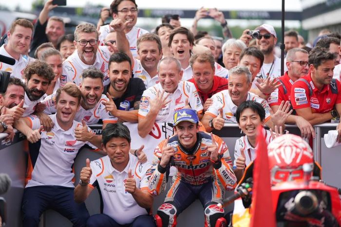 Selebrasi pembalap Repsol Honda, Marc Marquez usai memenangi MotoGP Republik Ceska 2019, Minggu (4/8/2019)