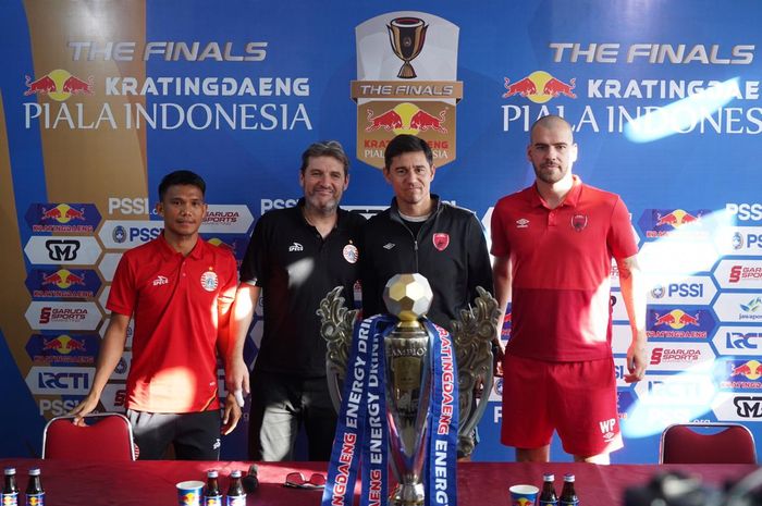 Tim PSM Makassar dan Persija Jakarta melakukan sesi foto di Stadion Andi Mattalatta, Makassar, Sulawesi Selatan, Senin (5/8/2019).