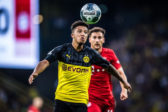 Jadon Sancho (kiri) beraksi melewati Leon Goretzka dalam partai DFL Supercup 2019 antara Borussia Dortmund dan Bayern Muenchen di Signal Iduna Park, 3 Agustus 2019, di Dortmund, Jerman.