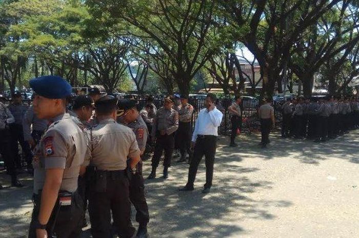 Personel gabungan TNI-Polri melakukan persiapan simulasi pengamanan pertandingan final leg kedua Piala Indonesia 2018 di Stadion Mattoangin, Makassar pada Senin (5/8/2019).