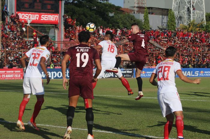 Duel udara bek Persija, Tony Sucipto dan pemain bertahan PSM Makassar, Aaron Evans pada laga final kedua Piala Indonesia 2018 di Stadion Andi Mattalatta, Kota Makassar, 6 Agustus 2019. 