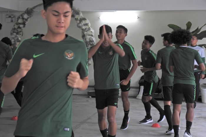 Para pemain timnas U-18 Indonesia berlatih ringan jelang laga perdana kontra Filipina pada piala AFF U-18 2019 di Vietnam.