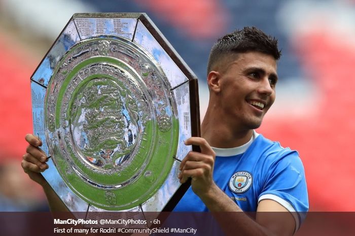 Rekrutran terbaru Manchester City, Rodri, mengangkat trofi Community Shield 2019 usai mengalahkan Liverpool.