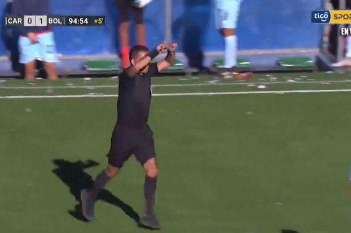 Wasit Liga Bolivia, Raul Orosco, menunjuk titik putih dengan menggunakan keputusan VAR pada laga Club Always Ready versus Bolivar, Ahad (4/8/2019) di Stadion Municipal El Alto.