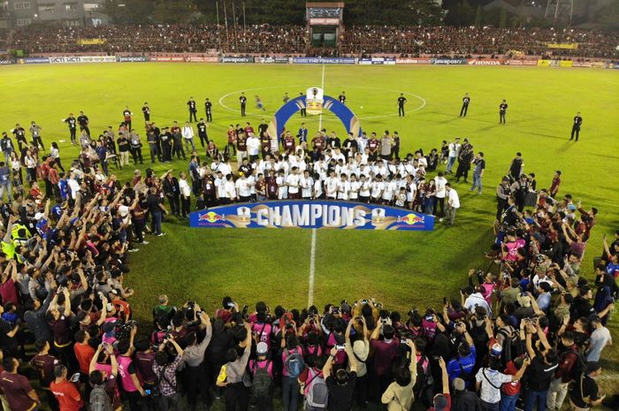 Suasana perayaan PSM Makassar sebagai juara Piala Indonesia 2018 di Stadion Andi Matalatta, Makassar, Selasa (6/8/2019).