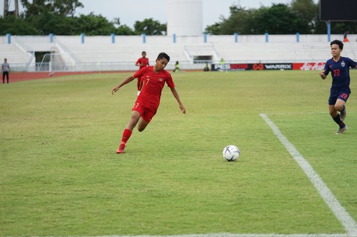 Aksi pemain timnas U-15 Indonesia, Mochamad Faizal Shaifullah pada laga semifinal Piala AFF U-15 2019 kontra timnas U-15 Thailand, di Stadion IPE Chonburi, Rabu (7/8/2019).