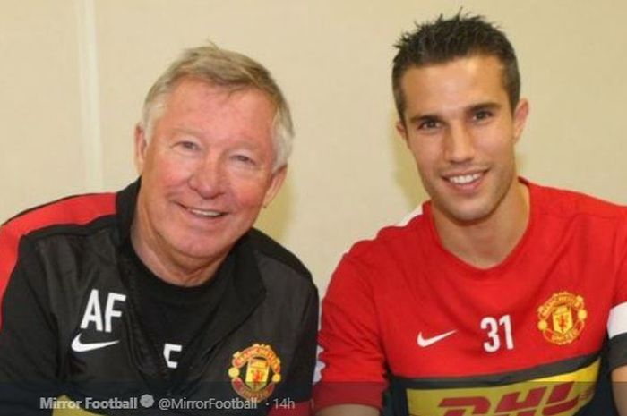 Eks penyerang Manchester United, Robin van Persie (kanan), bersama pelatih legendaris Sir Alex Ferguson.