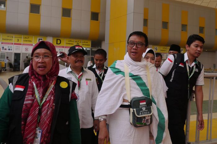 Menpora Imam Nahrawi mengenakan kain ihram saat tiba di Bandara King Abdul Aziz, Jeddah, Arab Saudi, Selasa (6/8/2019). Imam Nahrawi ditetapkan KPK sebagai tersangka suap.