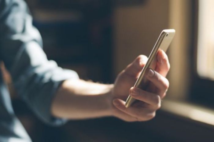 Mudah Dipraktikkan Sehari-hari, 5 Cara Sederhana Mengurangi Radiasi Ponsel yang Sering Orang Abaikan