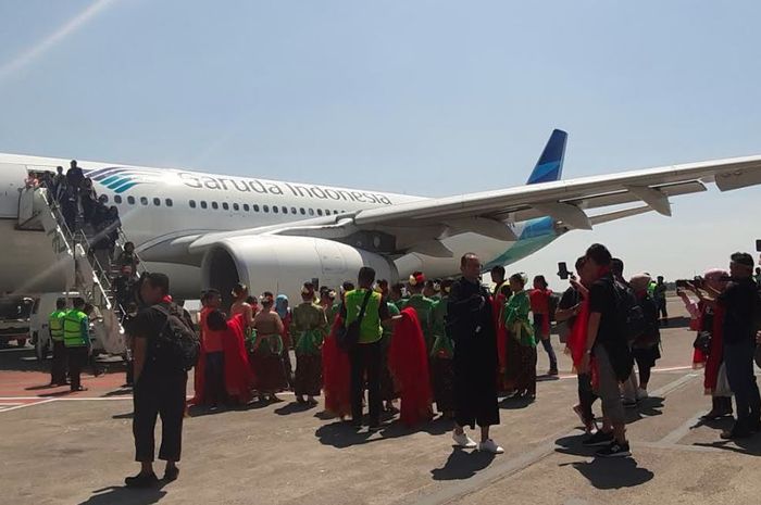 Para pemain film Bumi Manusia dan Perburuan disambut meriah oleh aksi tarian daerah Surabaya Tari Sparkling.
