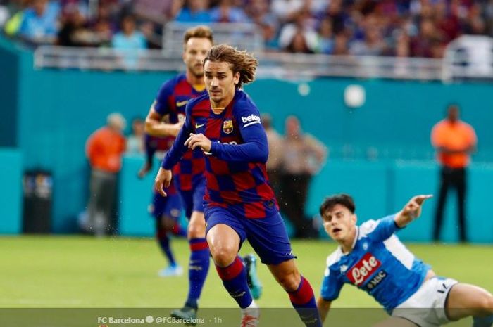 Striker FC Barcelona, Antoine Griezmann, menggiring bola dalam laga persahabatan kontra Napoli di Hard Rock Stadium, Miami, Amerika Serikat, 7 Agustus 2019.