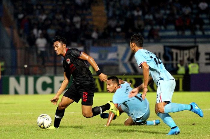 Pemain Kalteng Putra, Rizky Dwi Febrianto (kiri).