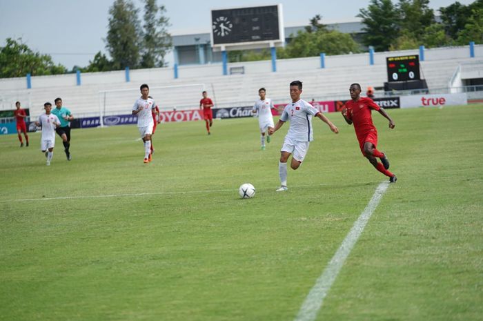 Aksi pemain timnas U-15 Indonesia, Alexandro Felix Kamuru pada perebutan posisi ketiga Piala AFF U-15 2019 kontra timnas U-15 Vietnam, di Stadion IPE 1 Chonburi, Thailand, Jumat (9/8/2019).