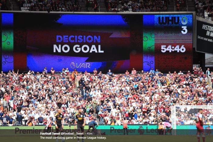 Salah satu momen VAR ketika tidak mengesahkan gol ketiga Manchester City saat melawan West Ham United di Stadion London, Sabtu (10/8/2019).