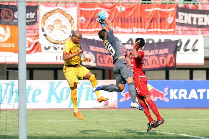 Duel udara antara kiper Persija Jakarta, Andritany Ardhiyasa dan bek Bhayangkara FC, Anderson Salles, di Stadion Patriot Chandrabhaga, Kota Bekasi, Sabtu (10/8/2019).