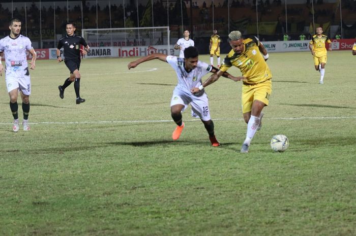 Pemain Tira Persikabo, Rifad Marasabessy menjaga pemain asing Barito Putera Rafael Silva pada lanjutan Liga 1 2019  di Stadion Demang Lehman, Martapura, Jumat (10/8/2019).