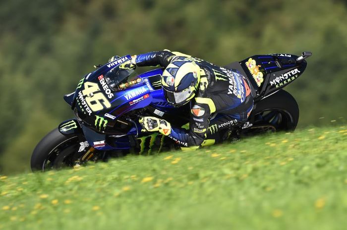 Aksi pembalap Monster Energy Yamaha, Valentino Rossi saat melibas tikungan pada sesi latihan bebas MotoGP Austria 2019, Jumat (9/8/2019)