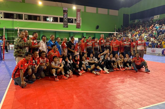 Tim voli putri DKI Jakarta dan para ofisial berpose usai memenangi Pra-PON 2020 pada babak final di GOR Bulungan, Jakarta, Sabtu (10/8/2019)