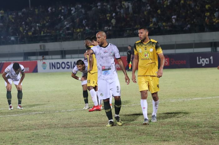 Loris Arnaud (kiri) serta Lucas Silva (kanan) pada laga Barito Putera kontra Tira Persikabo, di Stadion Demang Lehman, Martapura, Jumat (10/8/2019).