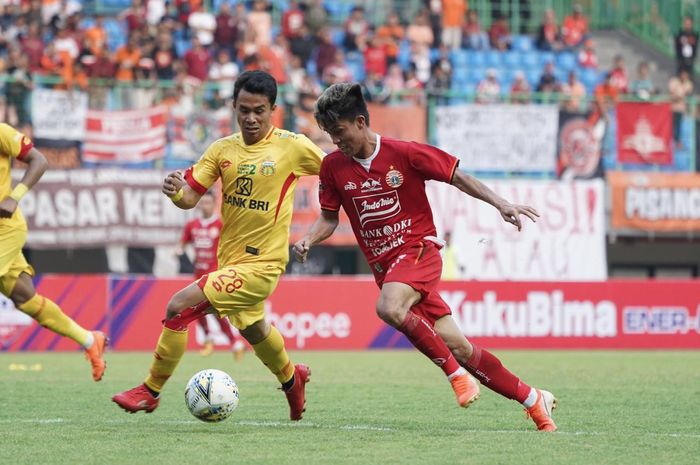 Duel Yogi Rahadian dengan Alsan Sanda saat Persija Jakarta menjamu Bhayangkara FC di Stadion Patriot Chandrabhaga, Kota Bekasi, Sabtu (10/8/2019).