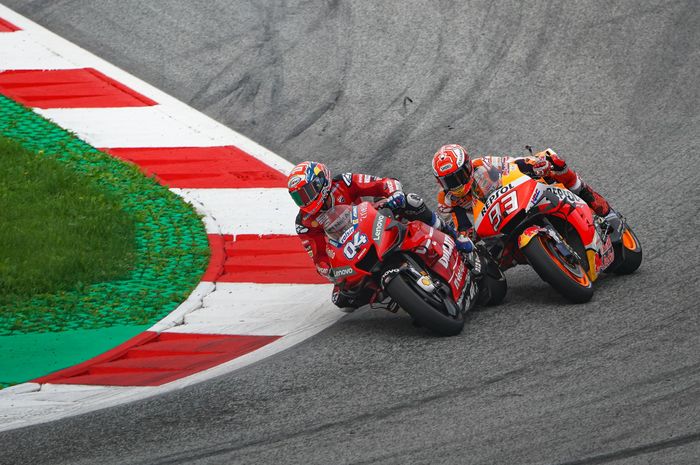 Pembalap Ducati, Andrea Dovizioso (kiri) dan Marc Marquez (Repsol Honda) saat balapan MotoGP Austria di Red Bull Ring, Minggu (11/8/2019).