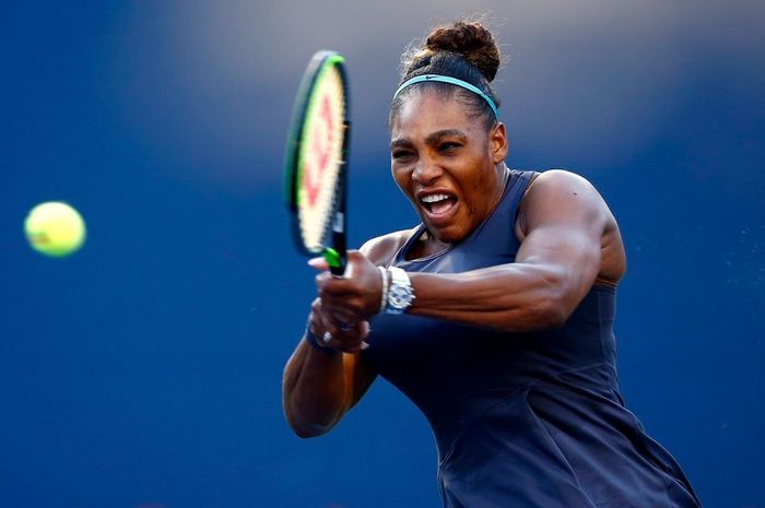 Aksi petenis putri asal Amerika Serikat, Serena Williams pada babak semifinal Rogers Cup 2019, Sabtu (10/8/2019)