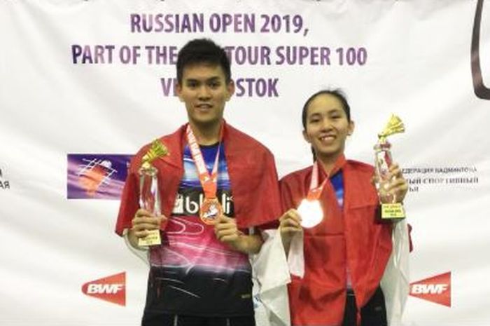 Adnan Maulana (kiri) dan Mychelle Chrystine Bandaso (kanan) berpose bersama setelah berhasil menjuarai Russian Open 2019, (21/7/2019)