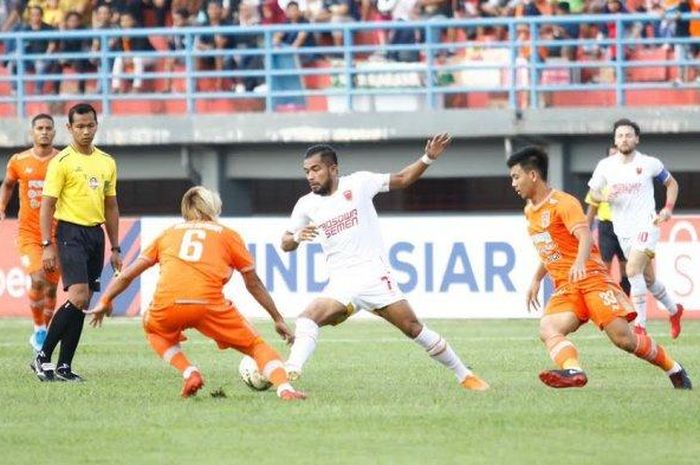 Pemain PSM Makassar, Zulham Zamrun saat menggiring bola pada pertandingan Borneo FC vs PSM Makassar di Stadion Segiri, Samarinda pada Sabtu (10/8/2019).