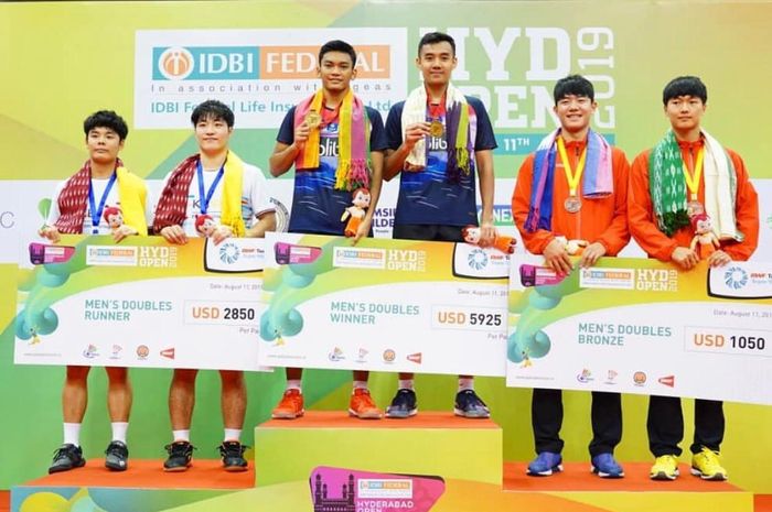 Pasangan ganda putra Indoensia, Muhammad Shohibul Fikri/Bagas Maulana berpose di podium juara Hyderabad Open 2019, Minggu (11/8/2019).