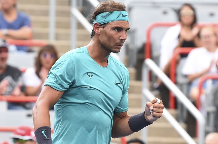 Petenis tunggal putra Spanyol, Rafael Nadal, melakukan selebrasi saat memenangi poin atas lawannya, Guido Pella (Argentina), pada babak kedua Rogers Cup 2019.