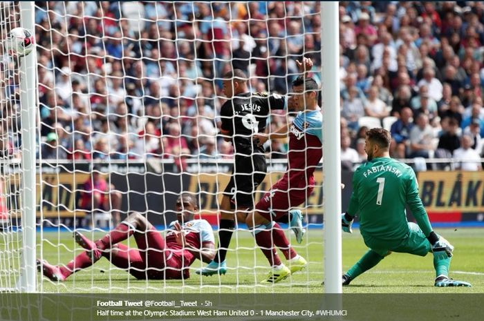 Penyerang Manchester City, Gabriel Jesus, mencetak gol pembuka bagi timnya dalam kemenangan telak 5-0 atas West Ham United, Sabtu (10/8/2019).