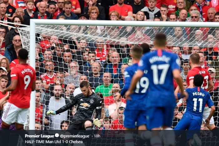 David De Gea mencoba memblok sepakan dari salah satu pemain Chelsea pada pertandingan Minggu (11/8/2019).