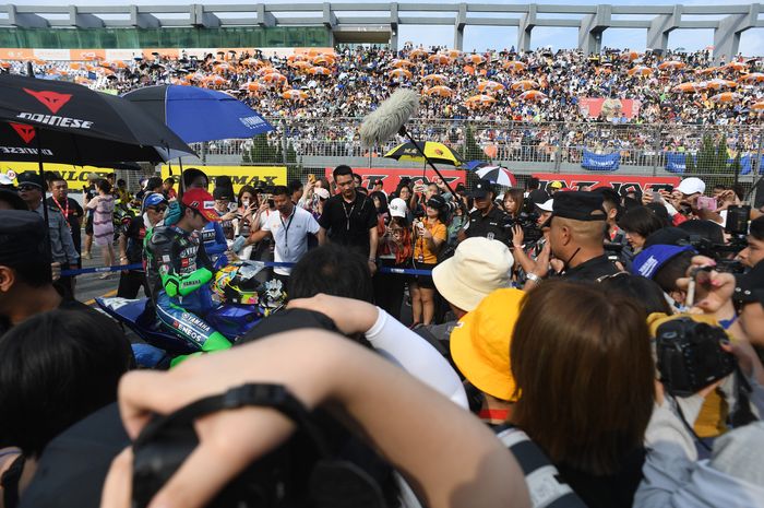 Personel boyband UNIQ, Wang Yibo, turun pada balapan  ZIC Motorbike Race di Asia Road Racing Championship di Sirkuit Zhuhai, China.