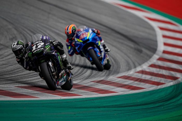 Momen saat pembalap Monster Energy Yamaha, Maverick Vinales di depan Alex Rins (Suzuki) pada MotoGP Austria 2019, Minggu (11/8/2019)