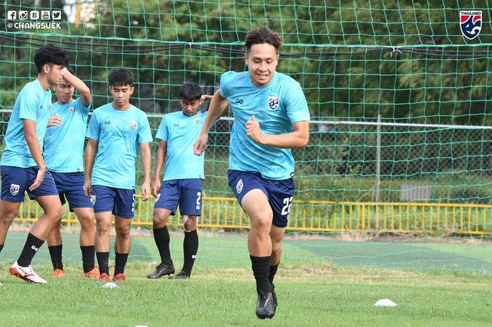 Para pemain timnas U-18 Thailand berlatih di sela Piala AFF U-18 2019 di Vietnam.