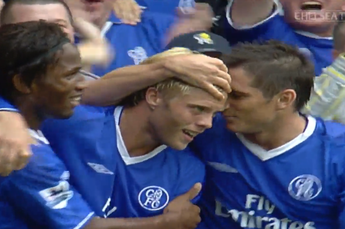 Striker Chelsea, Eidur Gudjohnsen merayakan golnya ke gawang Manchester United bersama dua rekan setimnya, Didier Drogba dan Frank Lampard pada laga Liga Inggris yang berlangsung 15 Agustus 2004 di Stadion Stamford Bridge, London.