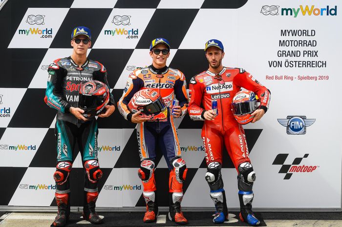 Fabio Quartararo (Petronas Yamaha SRT), Marc Marquez (Repsol Honda), Andrea Dovizioso (Ducati), dari kiri ke kanan berpose setelah balapan MotoGP Austria di Red Bull Ring, Minggu (11/8/2019).