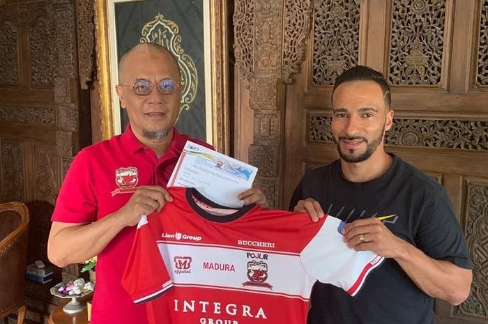 Manajer Madura United, Haruna Soemitro (kiri), memperkenalkan rekrutan baru timnya, Diego Assis (kanan).