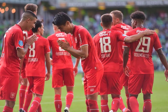 Selebrasi Keito Nakamura (tengah) bersama satu pemain FC Twente seusai membobol gawang FC Groningen pada pekan kedua Liga Belanda 2019-2020, 10 Agustus 2019.